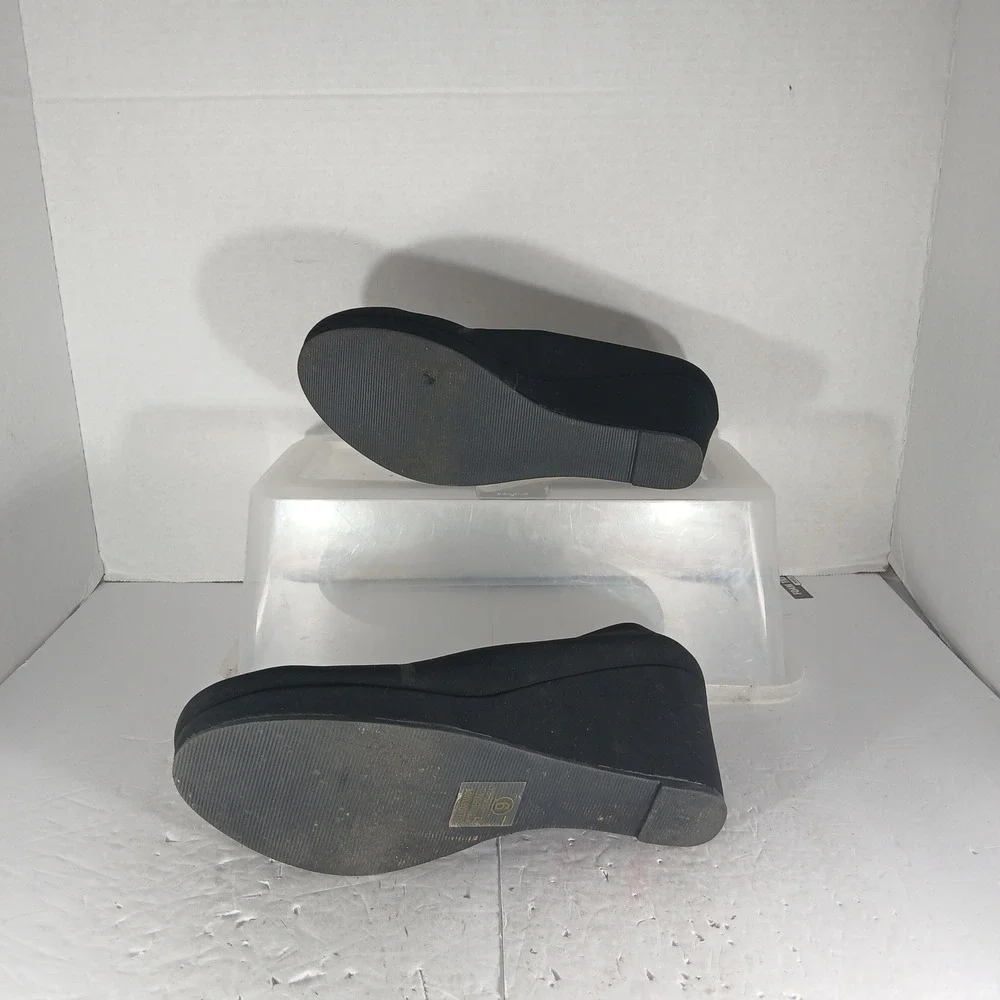 City Classified Comfort Wedge Pumps 9 Black Faux Suede Platform Office Classic